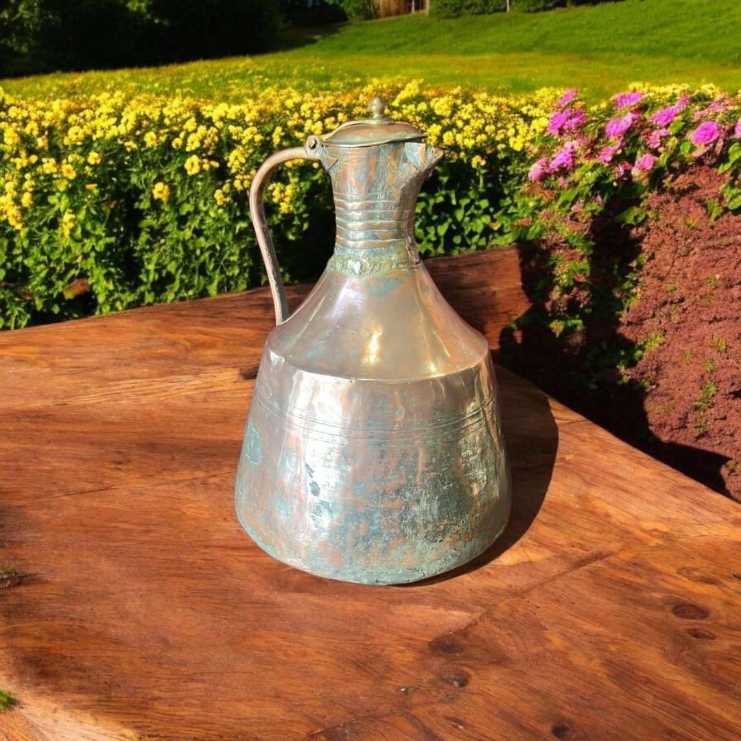 Jarra - Aguamanil antigua de cobre martillado artesanal con acabado envejecido, ideal para decoración vintage en interiores o exteriores.
