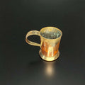 Jarra de cerveza alemana en metal vintage coleccionista con acabado envejecido, ideal para decoración temática en hogar o bar.