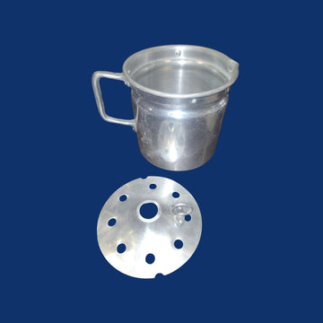 Detalle del asa ergonómica de la lechera de aluminio.