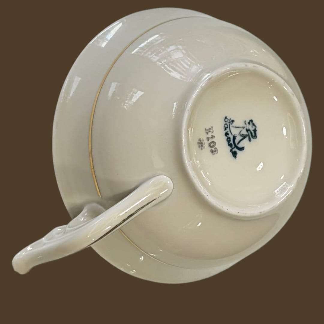 Juego de té Baviera en porcelana fina con flores rojas y doradas.