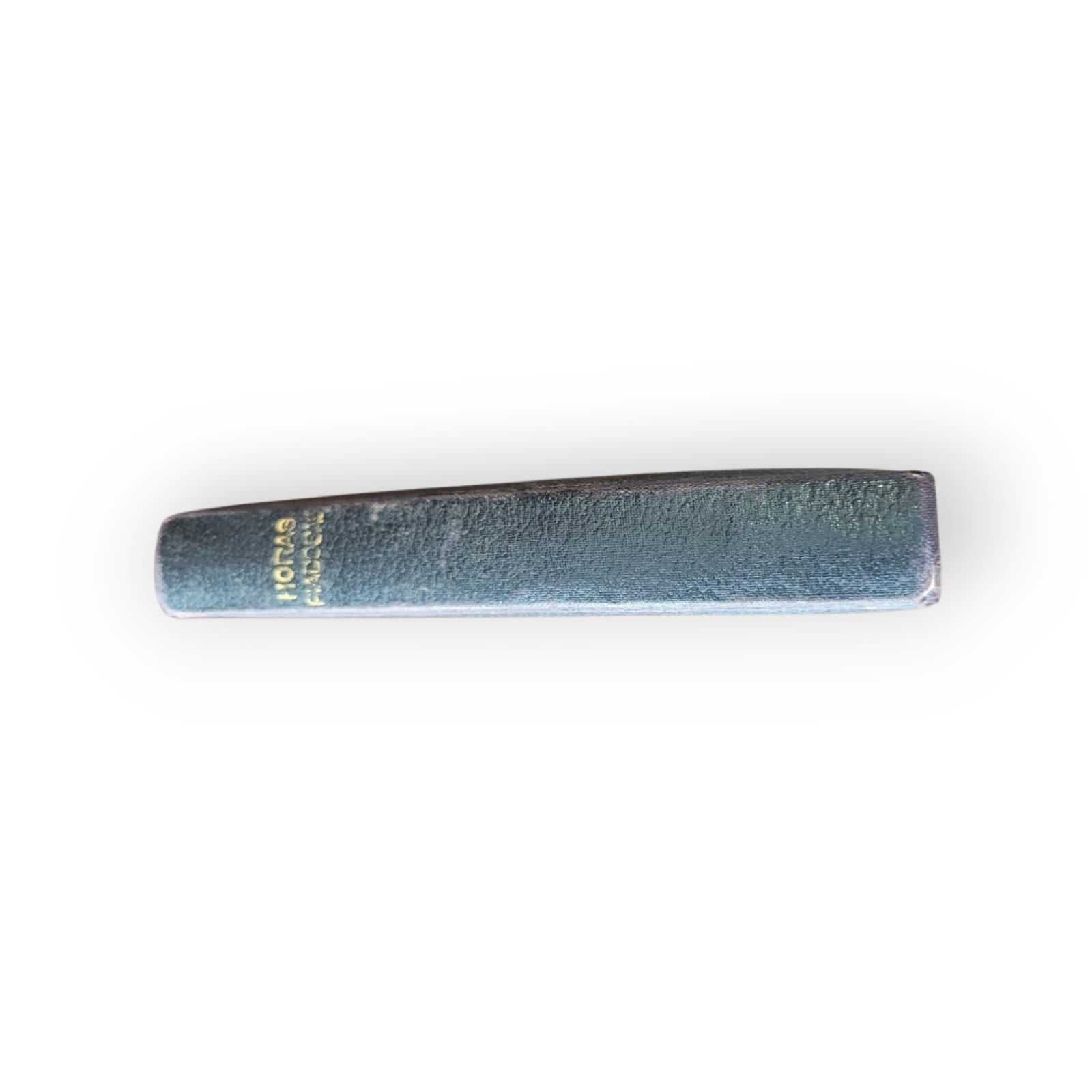 Lomo del libro 'Horas Piadosas' con letras doradas, edición antigua destacada en libros de oraciones religiosas antiguos únicos y coleccionables.