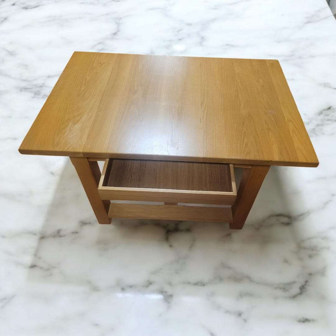 Mesa de madera maciza con cajón camuflado abierto

