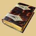 Libro misal antiguo con cubierta de nácar y detalles ornamentales en metal. Edición limitada, ideal para coleccionistas de arte religioso.