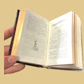 Interior del libro misal antiguo con páginas ilustradas y textos religiosos. Pieza única con encuadernación de lujo y bordes dorados.