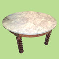 Las patas talladas en espiral aportan un diseño exclusivo y elegante, haciendo de esta mesa baja una joya artesanal.