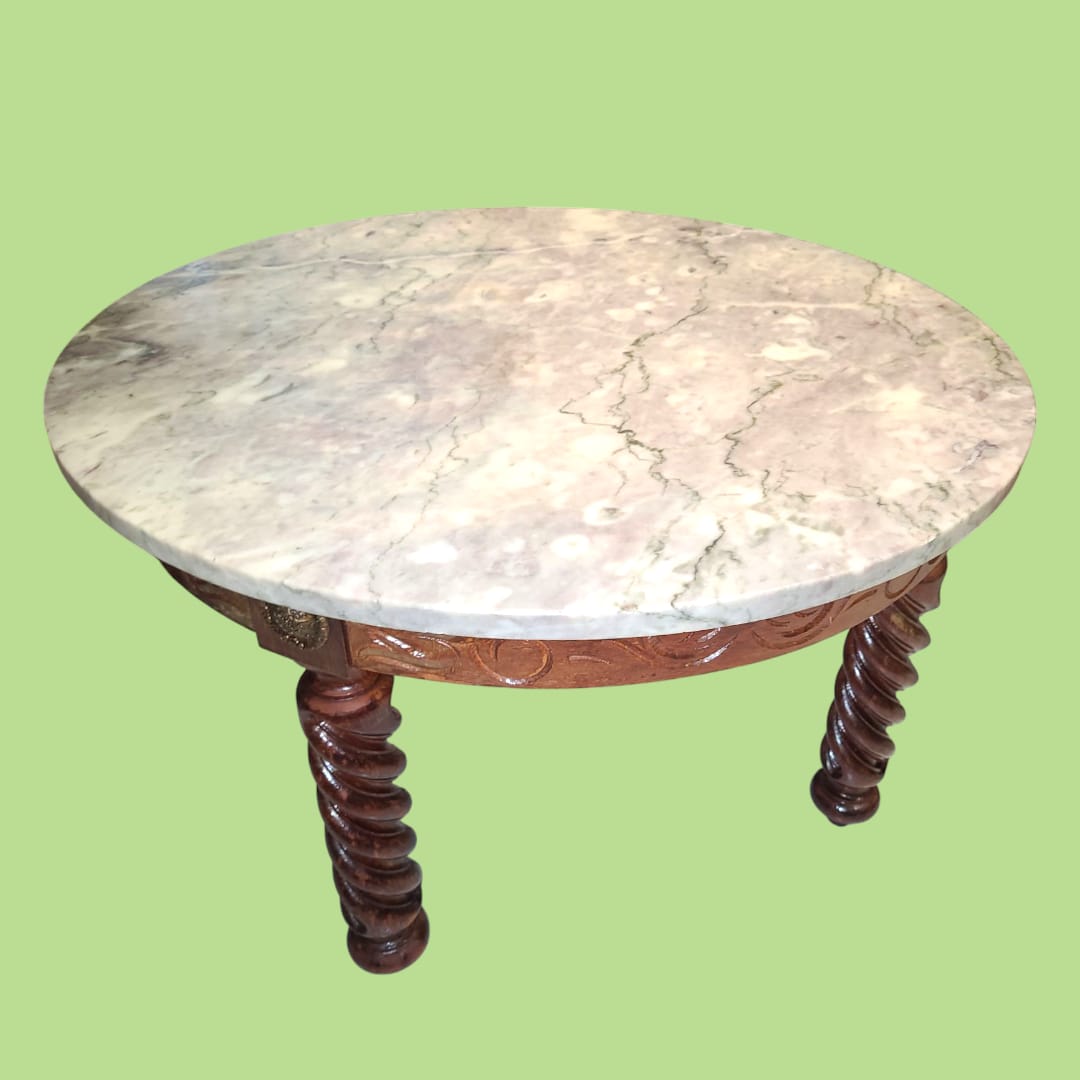 Las patas talladas en espiral aportan un diseño exclusivo y elegante, haciendo de esta mesa baja una joya artesanal.