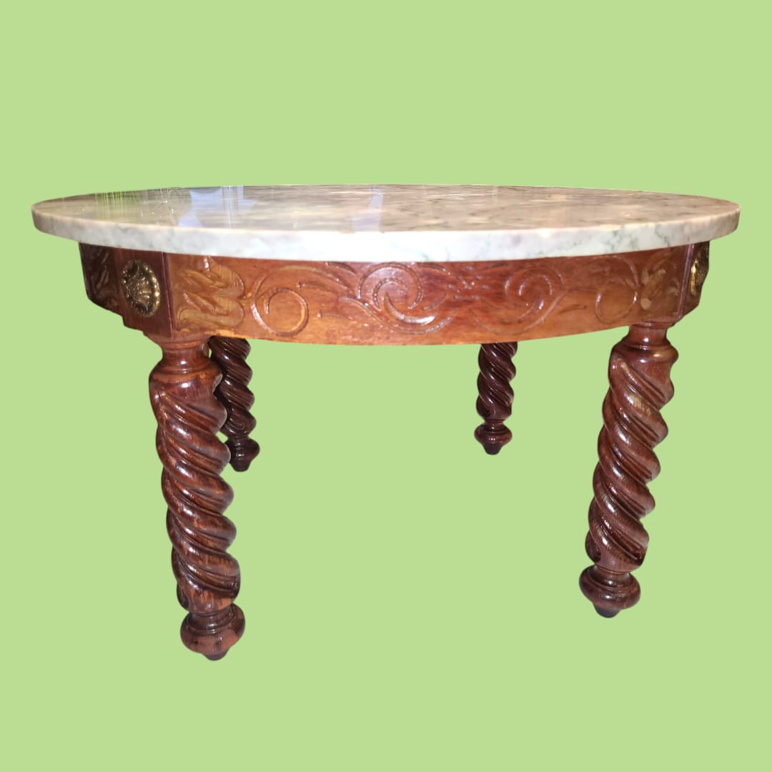 Mesa baja de madera tallada con tapa de mármol blanco. Una pieza única, elegante y con un diseño artesanal inigualable. ¡Consíguela hoy mismo!