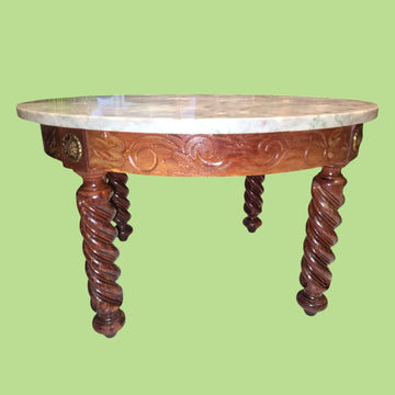 Mesa baja de madera tallada con tapa de mármol blanco. Una pieza única, elegante y con un diseño artesanal inigualable. ¡Consíguela hoy mismo!