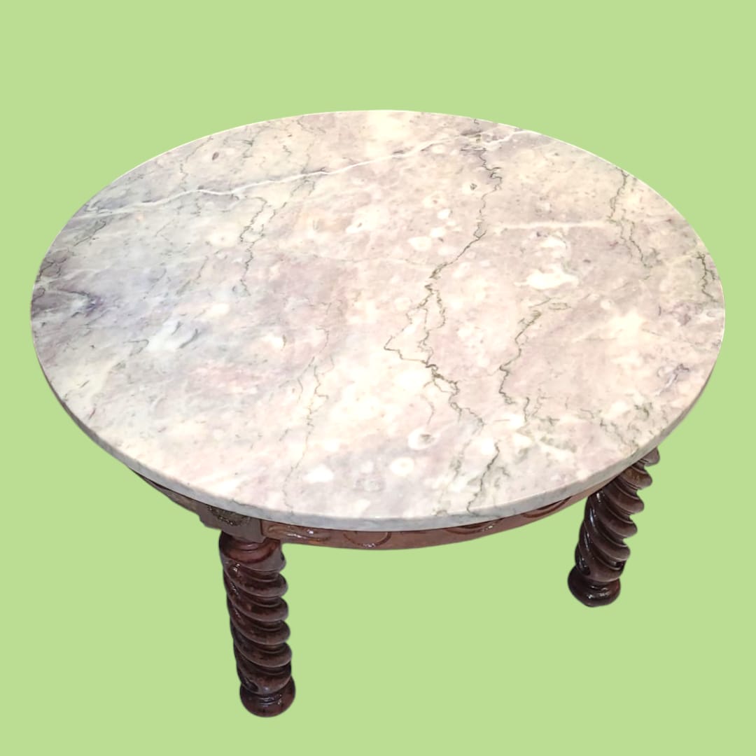 Mesa baja de madera tallada con tapa de mármol blanco. Una pieza única, elegante y con un diseño artesanal inigualable. ¡Consíguela hoy mismo!
