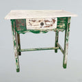 Mesa tocinera frontal con cajón y delantal ondulado decorativo.