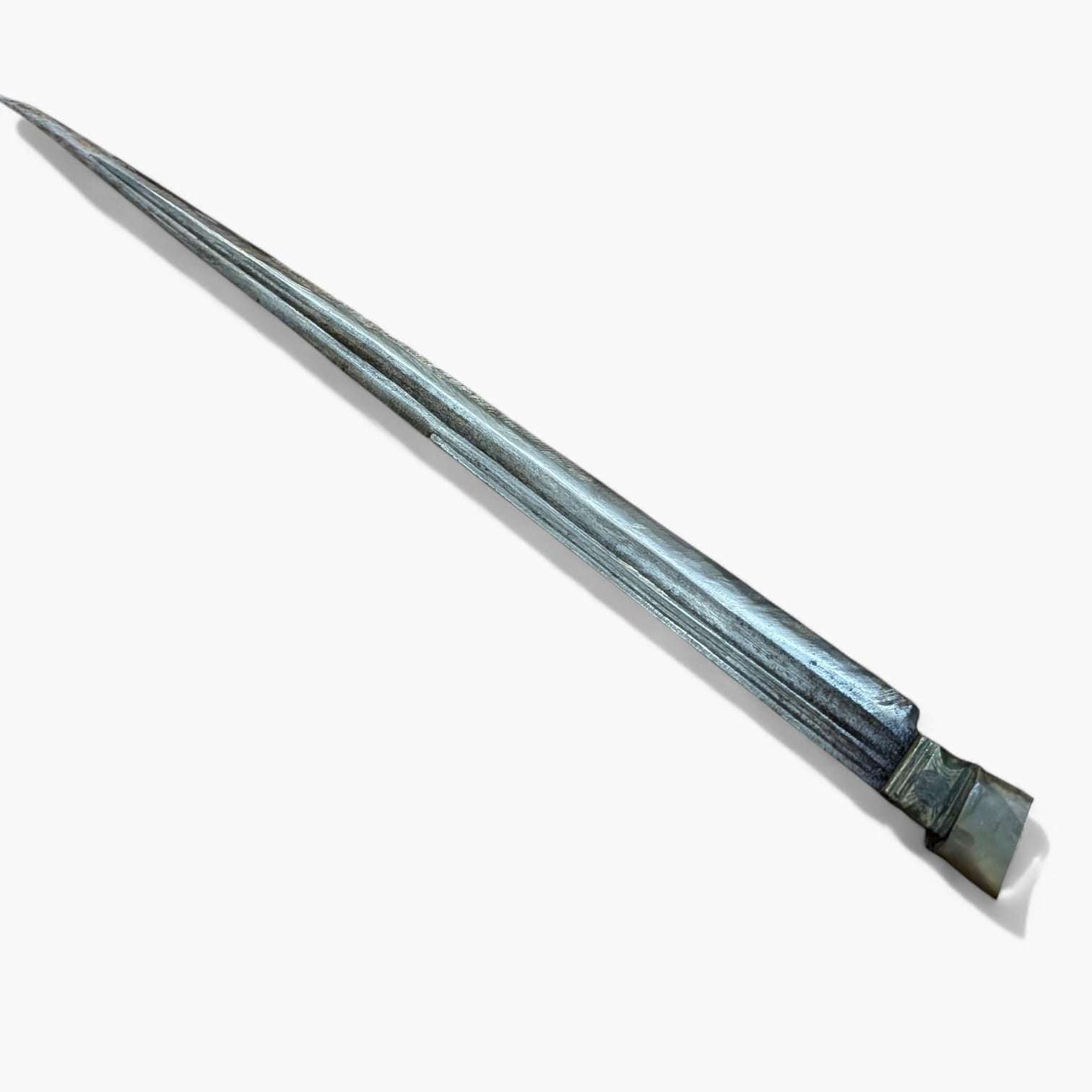 Navajon de Madrid o bayoneta andaluza siglo XVIII original con hoja metálica alargada y empuñadura de hueso, ideal para decoración histórica.