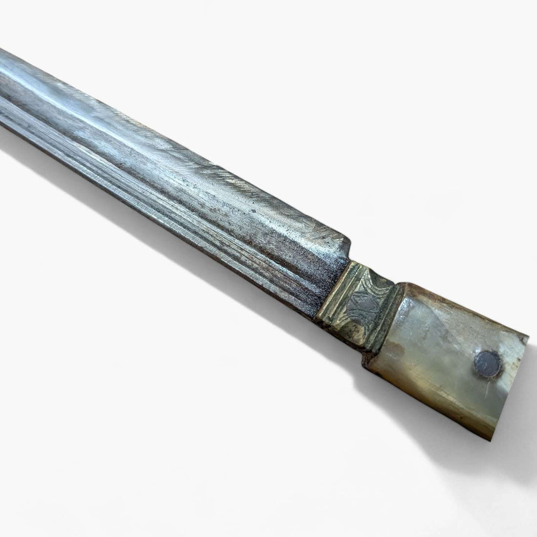 Navajon de Madrid o bayoneta andaluza siglo XVIII original con empuñadura de hueso y funda metálica, pieza de colección para decoración histórica.