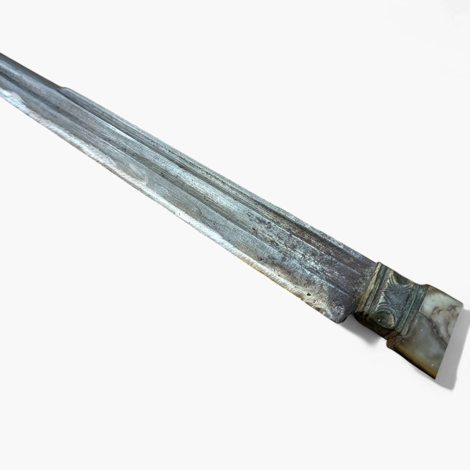 Navajon de Madrid o bayoneta andaluza siglo XVIII original con hoja metálica envejecida y empuñadura de hueso tallado. Pieza decorativa histórica única.