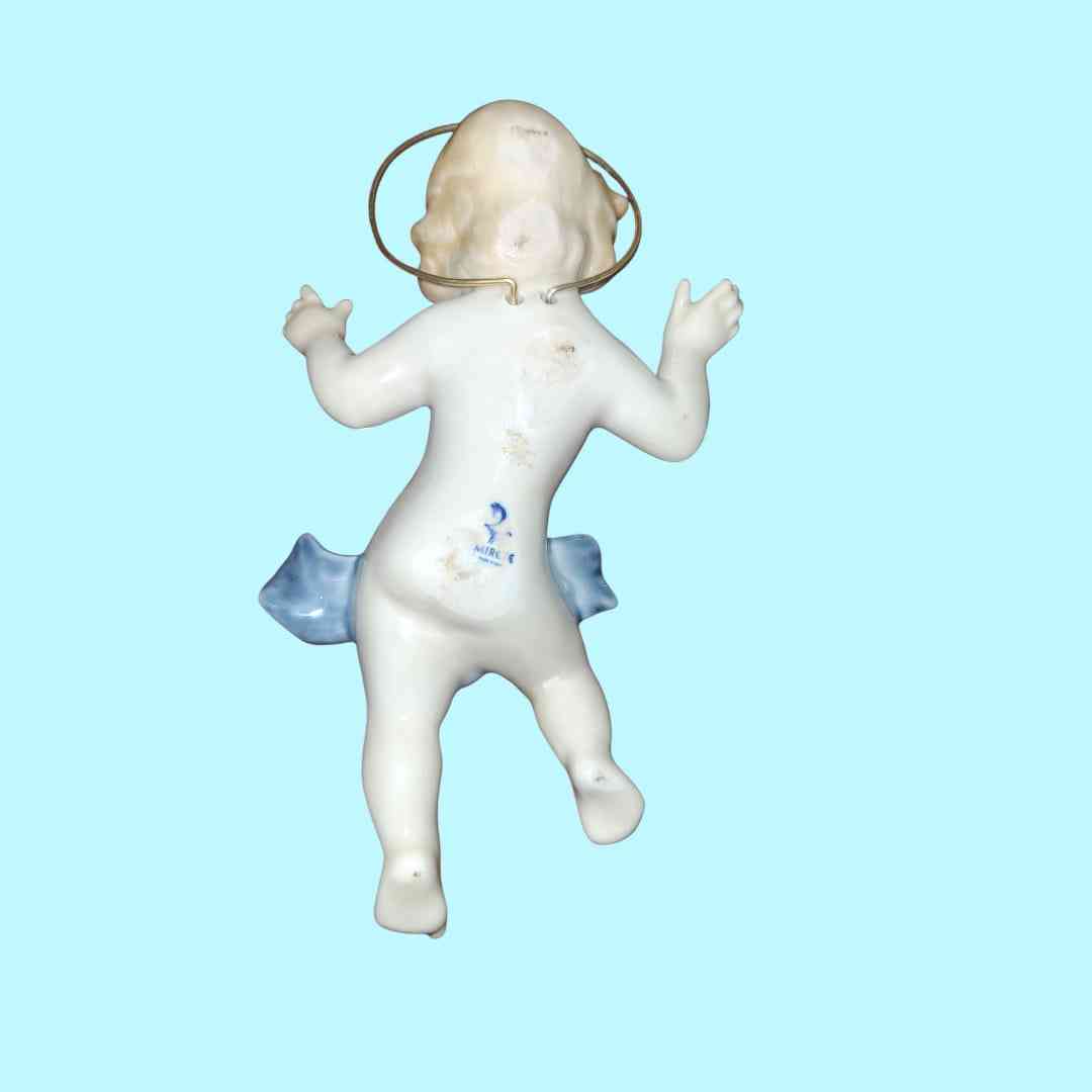 Vista trasera de la figura Niño Jesús en porcelana MIRETE, con sello distintivo y detalles artesanales únicos.