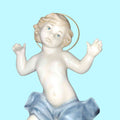 Detalle de la figura Niño Jesús en porcelana MIRETE, con expresión delicada, halo dorado y acabado artesanal exclusivo.
