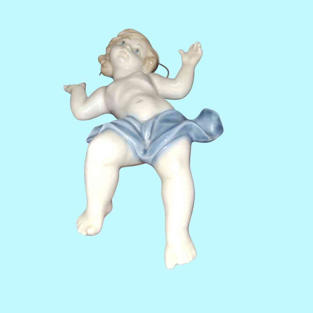Figura exclusiva del Niño Jesús en porcelana MIRETE, mostrando diseño detallado con faldón azul y acabado de alta calidad.