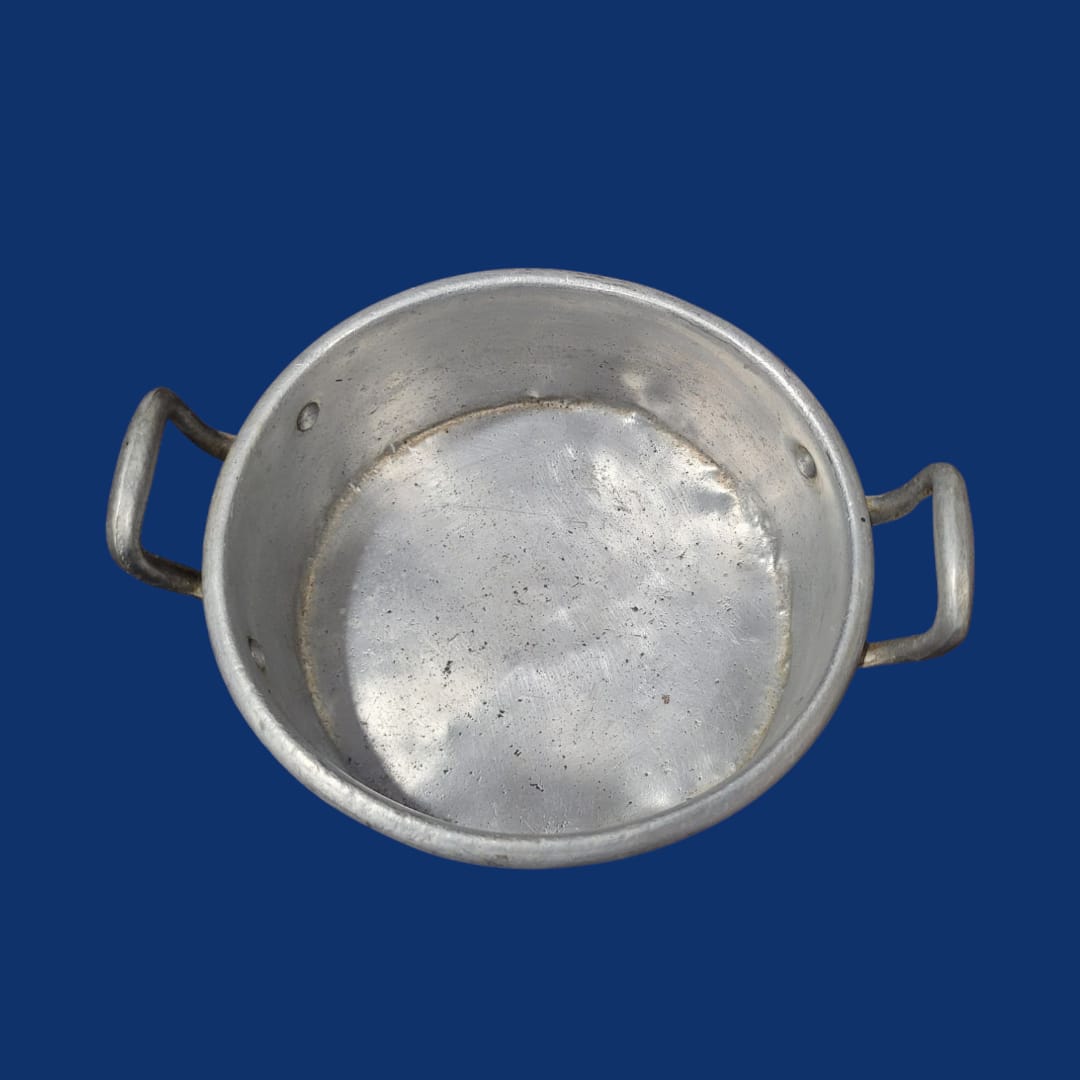 Vista superior de cazuela de aluminio con asas laterales resistentes. Diseño duradero y práctico para una cocción uniforme y fácil limpieza.