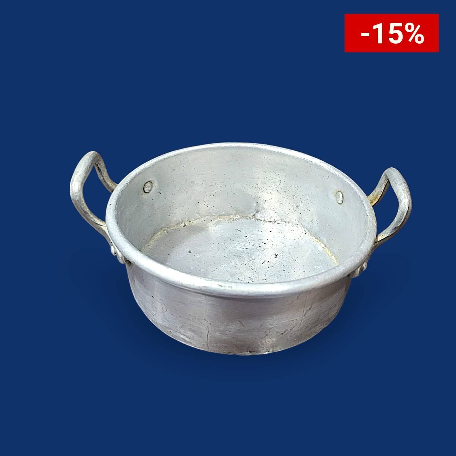 Cazuela de aluminio con asas laterales resistentes, ideal para cocinar recetas tradicionales. Distribución uniforme del calor y fácil mantenimiento.