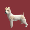 Perro de porcelana Lladró, figura decorativa única con manchas beige y expresión realista, ideal para decoración de interiores.