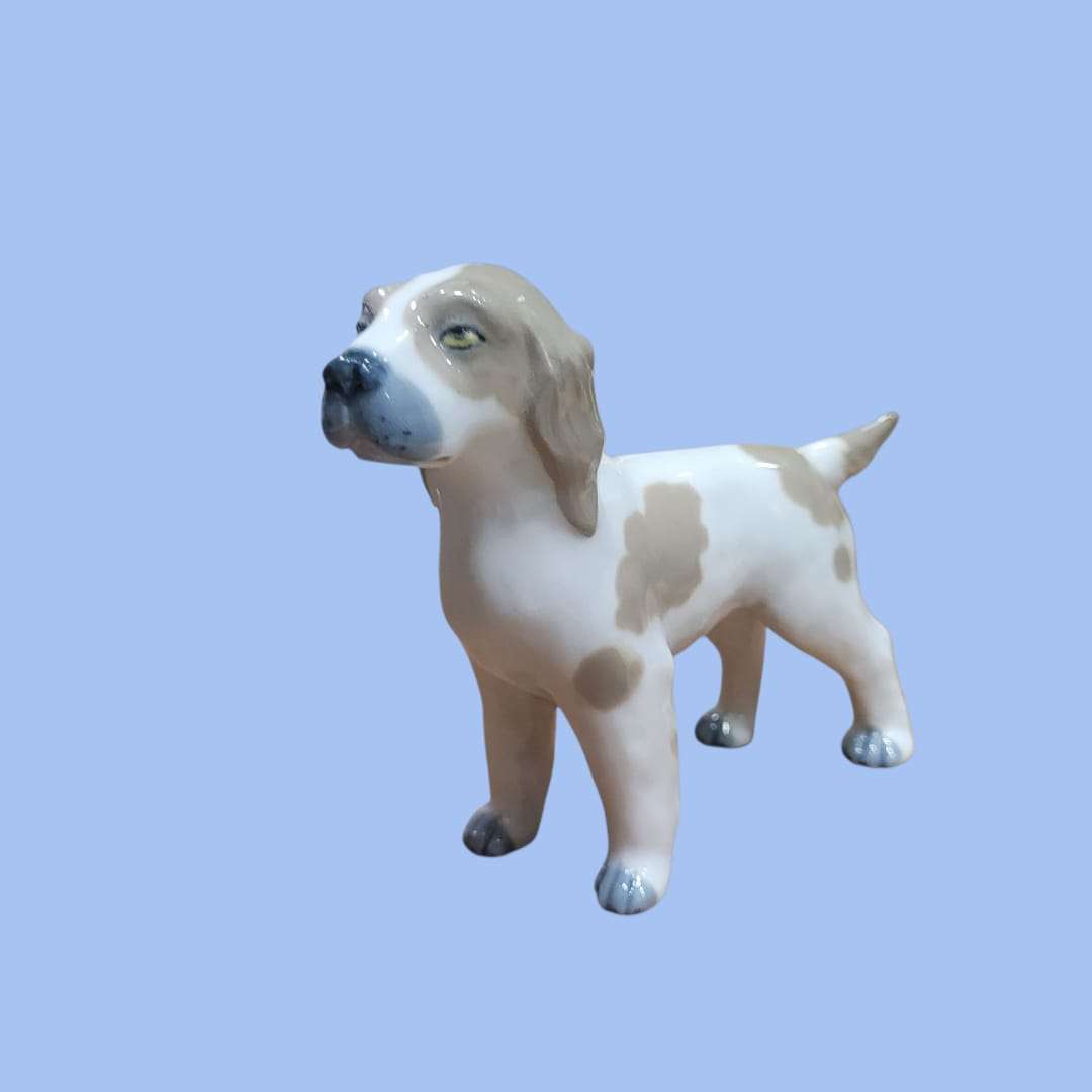 Perro de porcelana Lladró, pieza decorativa exclusiva con acabado artesanal y mirada expresiva. Edición limitada para decoración de hogar y jardín.