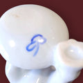 Sello azul en la base del perro de porcelana alemana Limbach, marca distintiva de autenticidad en figuras decorativas de colección años 50.