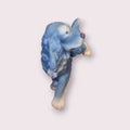 Escultura de perro Cocker Spaniel Azul en porcelana biscuit con acabado mate. Pieza de colección firmada por C. Martinus, ideal para decoración.