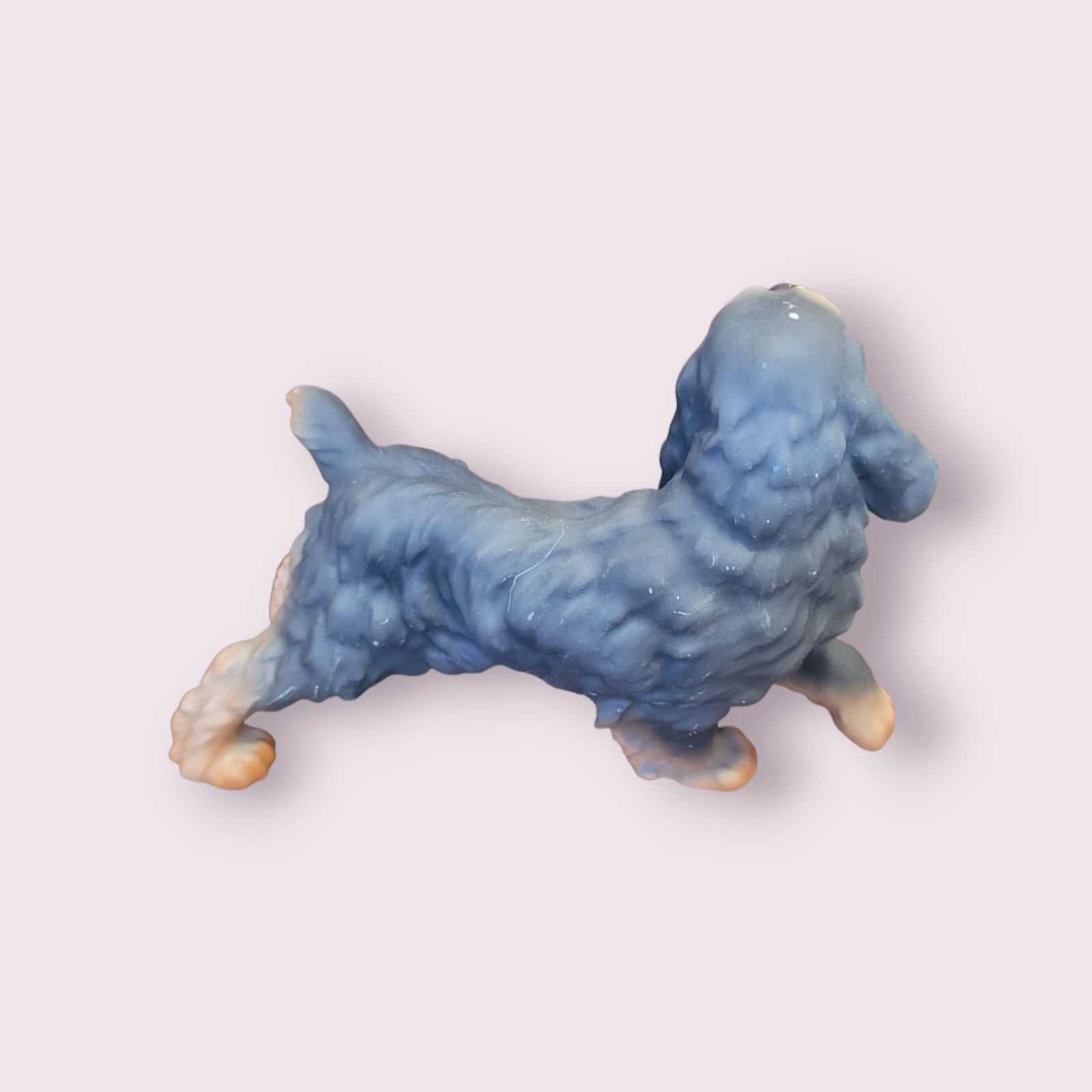 Figura decorativa de Cocker Spaniel Azul en porcelana biscuit, edición limitada de C. Martin. Detalles realistas y acabado artesanal exclusivo.