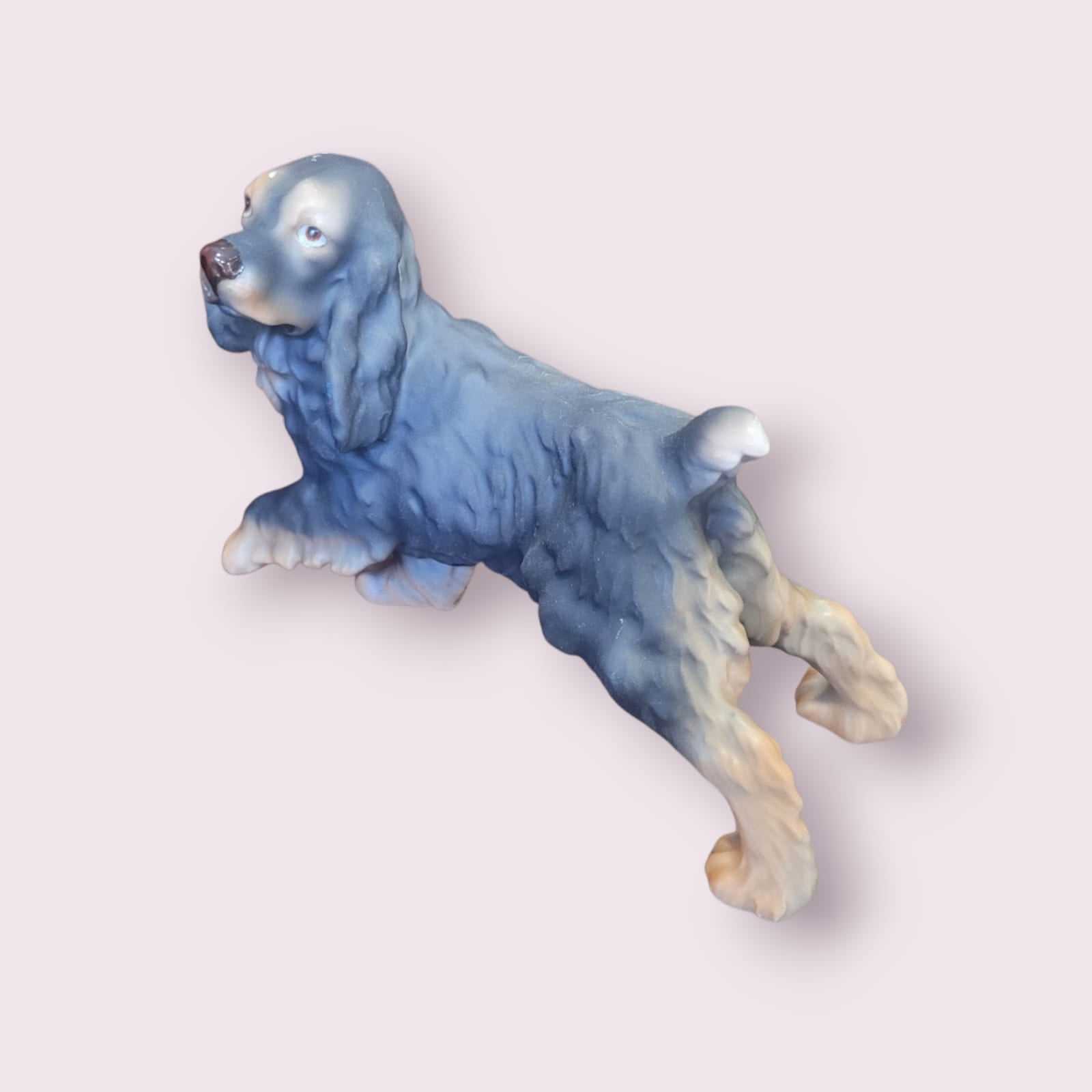 Escultura de perro Cocker Spaniel Azul en porcelana biscuit, edición limitada por C. Martin. Ideal para coleccionistas y decoración de interiores.