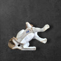 Base de la figura de perro en porcelana Nao Lladró, mostrando detalles del acabado artesanal y el sello de autenticidad.