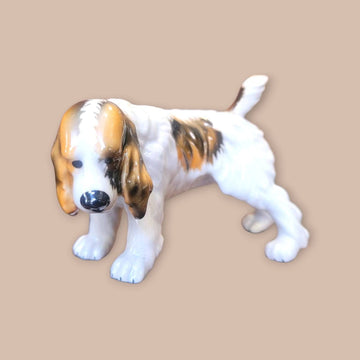 Figura vintage de Perro Cocker de Porcelana Alemana – Sello Trébol (Años 50), esmaltada en blanco y marrón, ideal para decoración de interiores.