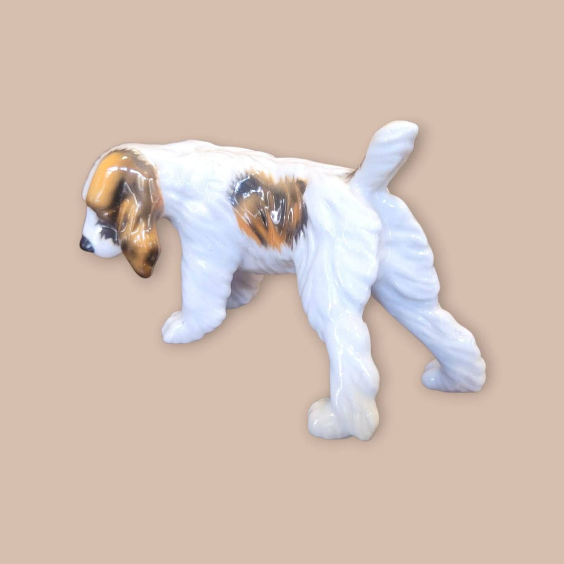 Figura vintage de Perro Cocker de Porcelana Alemana – Sello Trébol (Años 50), esmaltada en blanco y marrón, ideal para decoración de interiores.