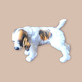 Figura de porcelana alemana de los años 50 representando un Perro Cocker, con esmalte brillante y diseño realista, perfecta para coleccionistas.