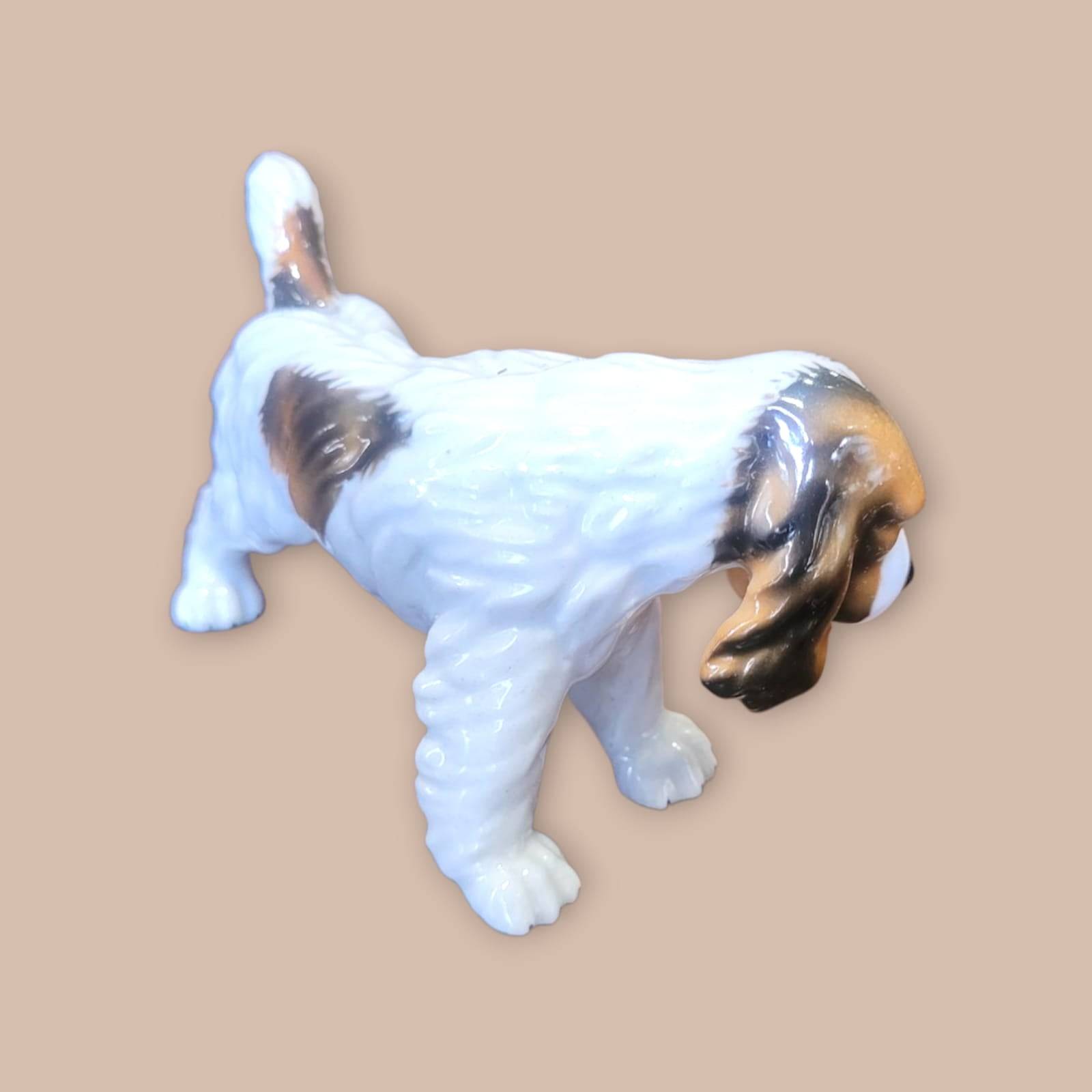 Decoración de porcelana vintage: Perro Cocker de los años 50 con sello Trébol, esmaltado en tonos naturales y acabado artesanal de alta calidad.