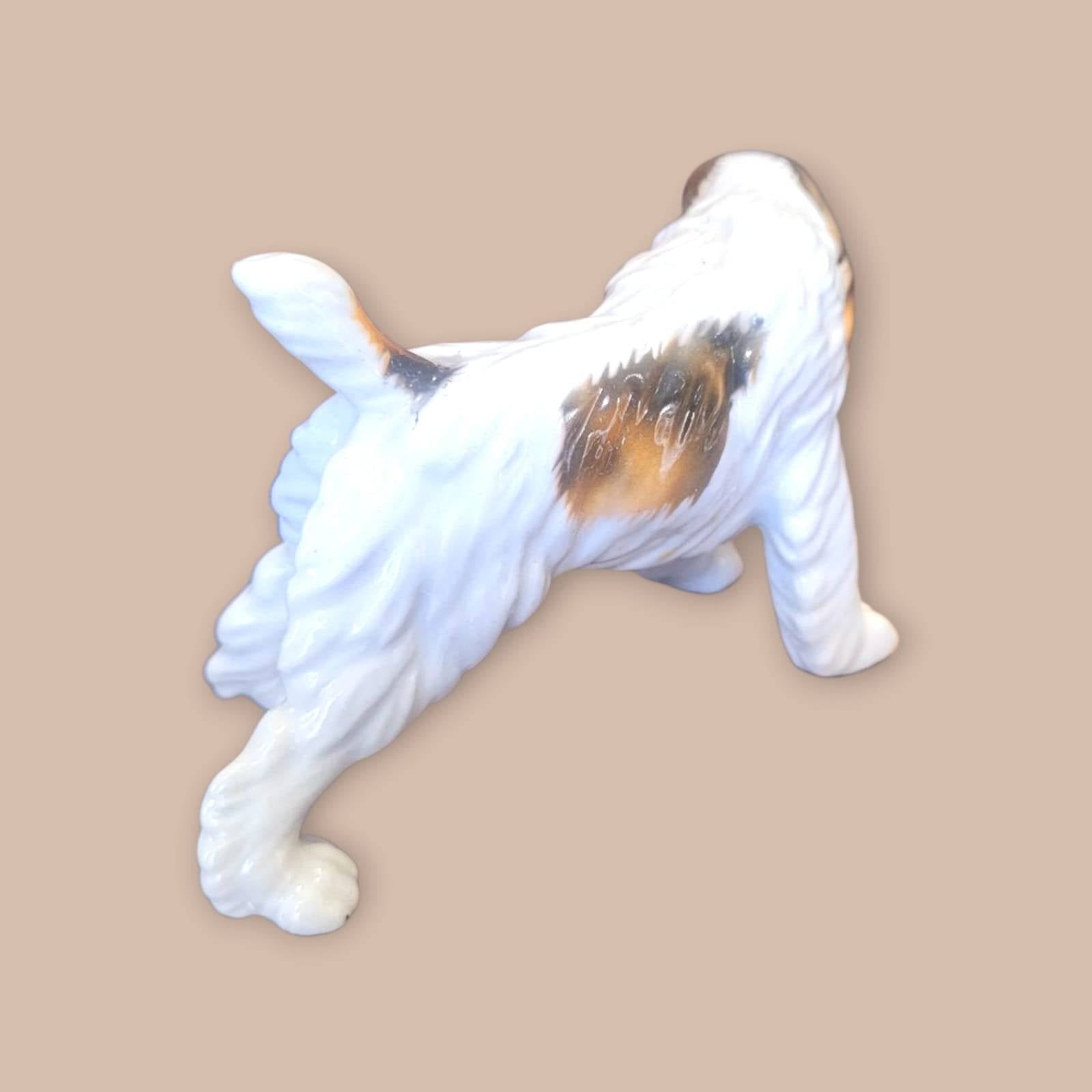 Perro Cocker de Porcelana Alemana – Sello Trébol (Años 50), pieza decorativa de colección con detalles realistas y esmaltado clásico.