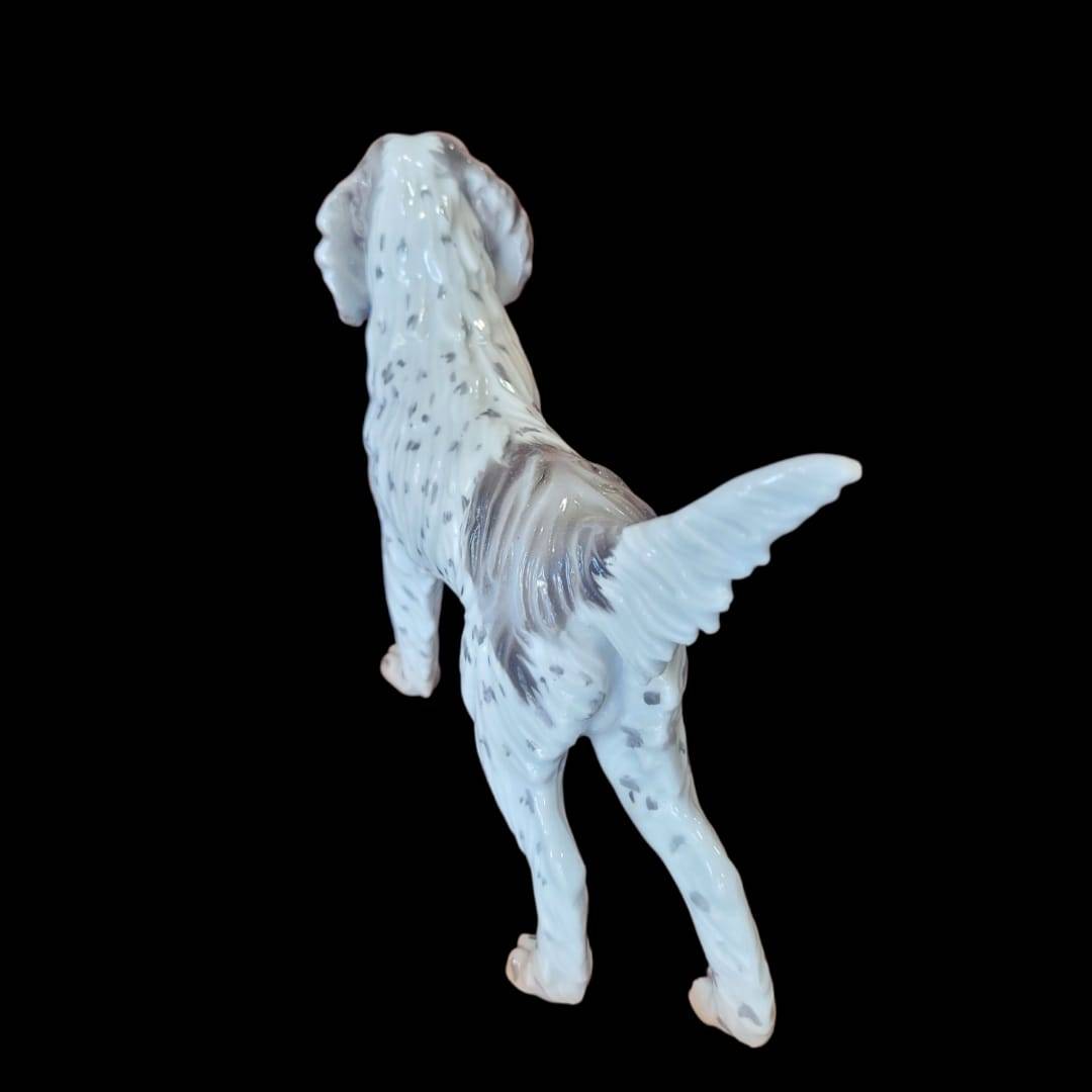 Figura de Setter Irlandés en porcelana Martinu, pieza única con acabado brillante y detalles realistas en pelaje moteado, ideal para decoración.