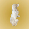 Vista superior de figura de porcelana Perro Cocker - Figura Elegante, mostrando textura detallada y acabado artesanal en tonos beige y blanco.
