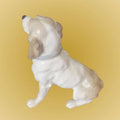 Detalle lateral de figura de porcelana Perro Cocker - Figura Elegante, con acabado brillante y diseño realista para decoración de interiores.