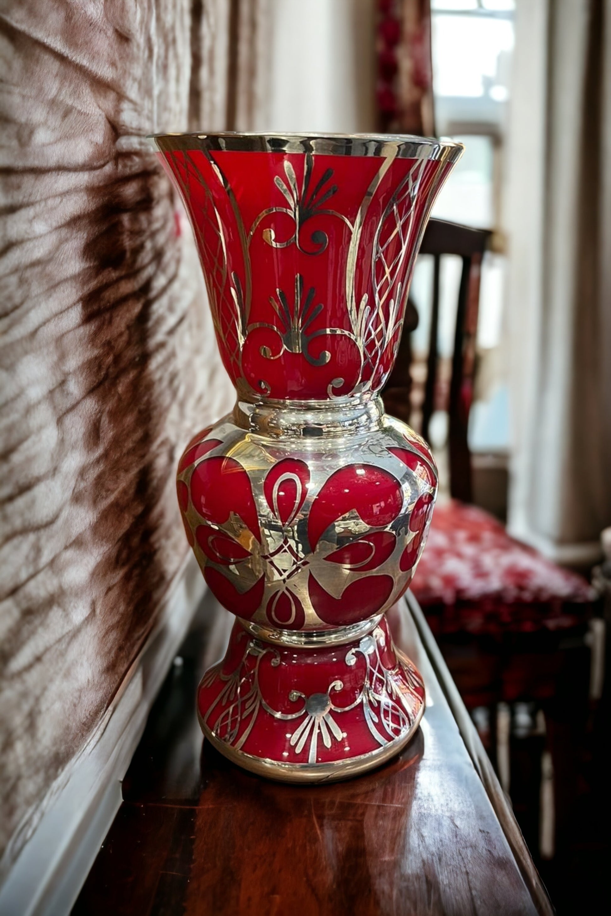 Florero de cristal púrpura pintado a mano con detalles en plata y rojo, perfecto para realzar la decoración del hogar con estilo y distinción.