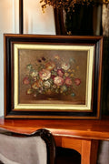 Óleo Floral de Juan Lara con centro floral vibrante en marco elegante de tres colores. Pintura exclusiva para decoración sofisticada en el hogar.
