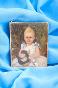 Óleo Niño con pato en brazos, pintura expresiva del siglo XX sobre fondo floral, perfecta para decoración artística en espacios interiores.