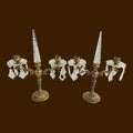 Pareja de candelabros antiguos de metal dorado y cristal tallado del siglo XX, ideales para decoración elegante de interiores clásicos.