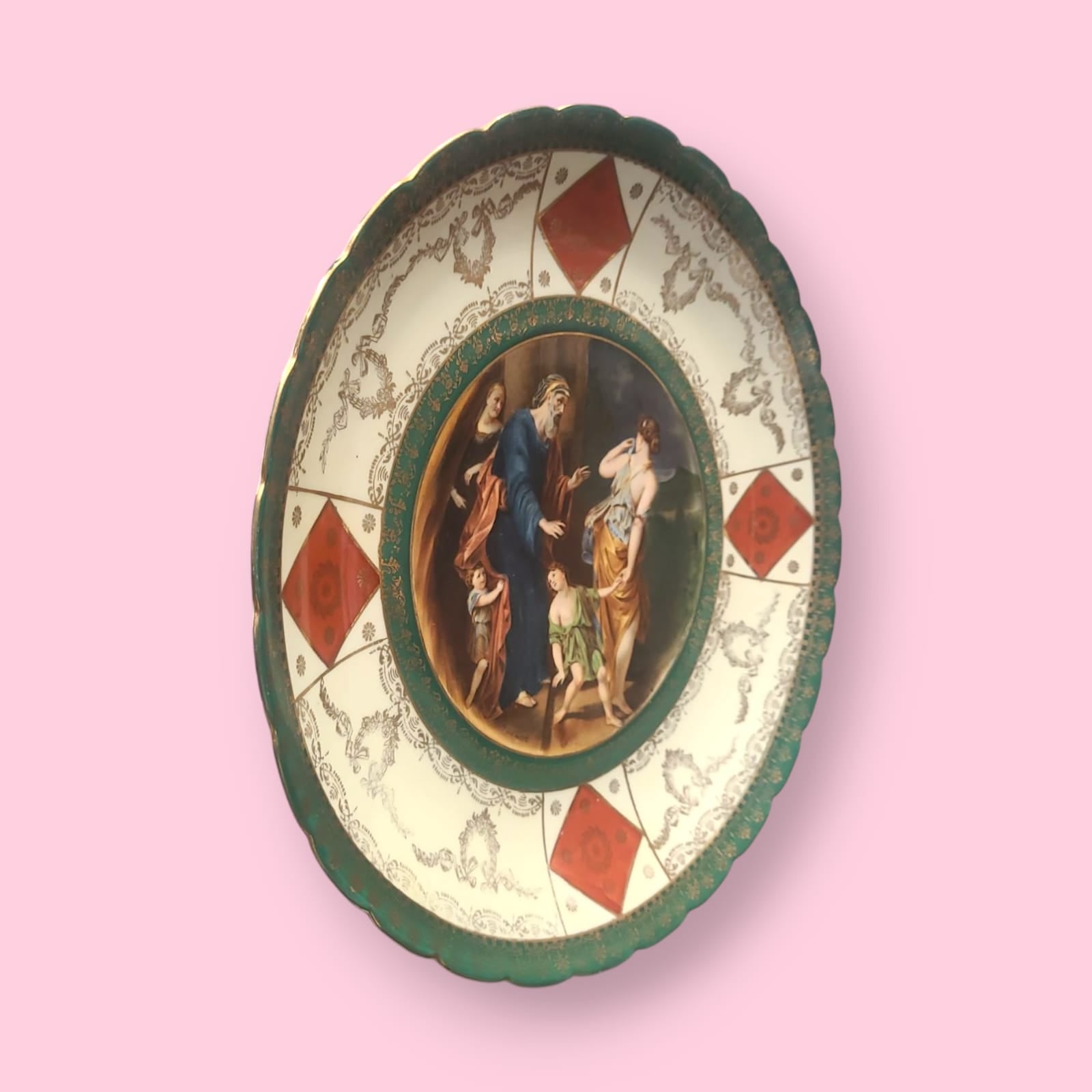 Plato de porcelana francesa exhibido en una vitrina, destacando como pieza central de decoración.