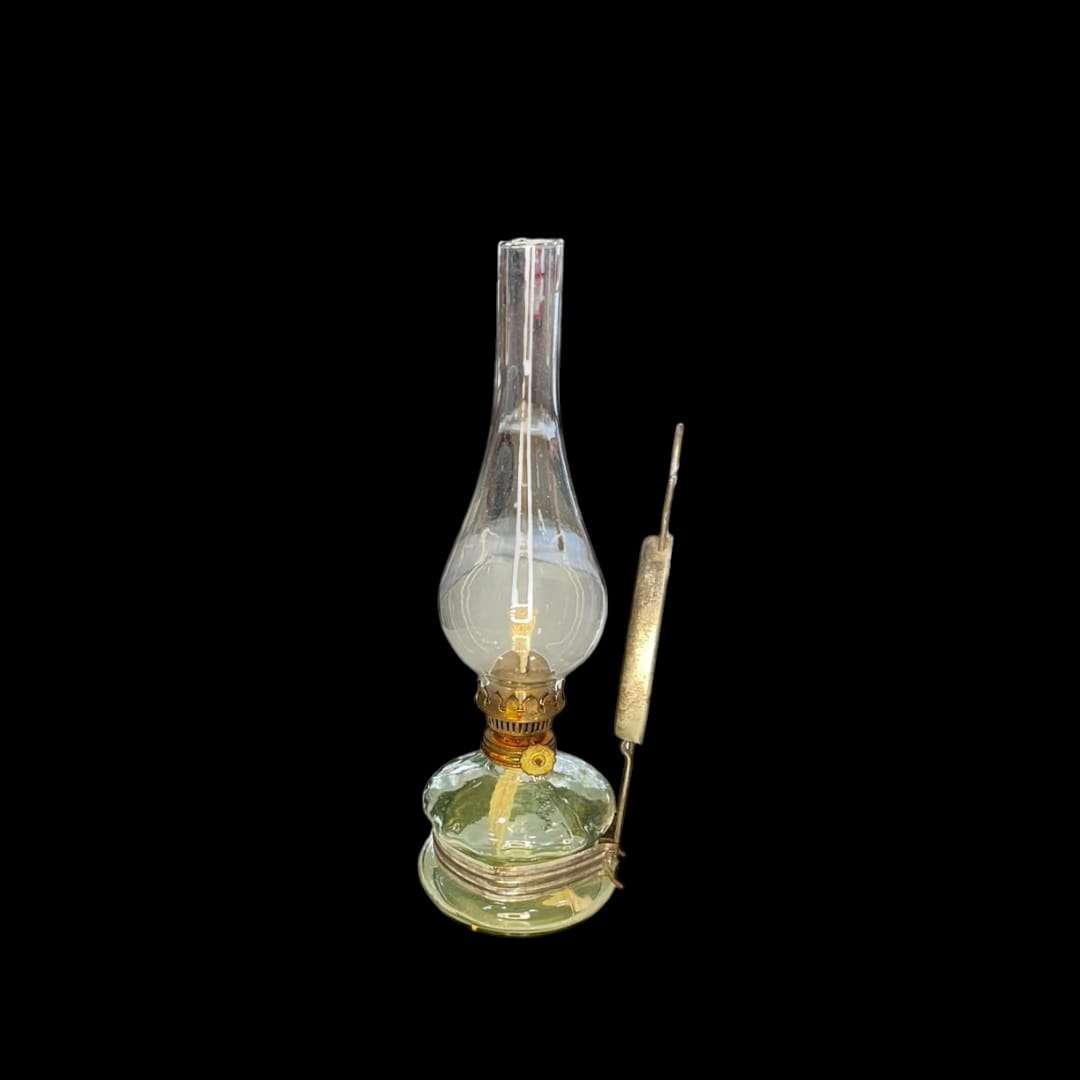 Quinqué de cristal antiguo visto de frente con soporte metálico.