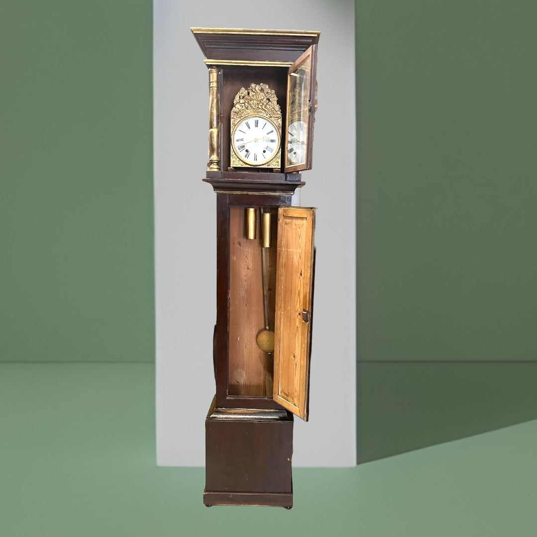 Reloj Comtoise francés del siglo XIX con puerta abierta, mostrando su mecanismo de pesas y péndulo. Diseño Napoleón III ideal para decoración vintage.