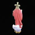 Imagen lateral que resalta la peana y la postura de bendición de la figura.