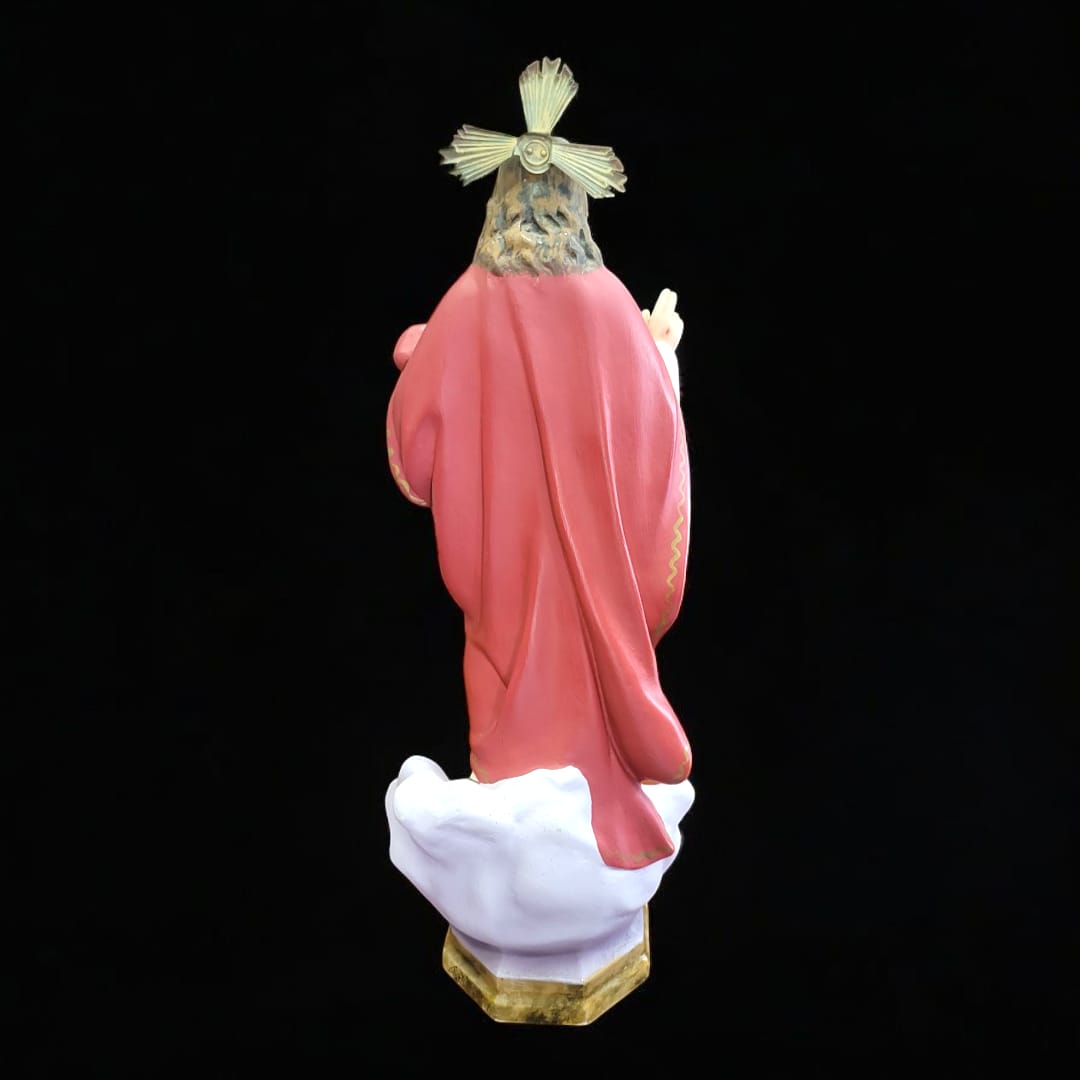 Imagen lateral que resalta la peana y la postura de bendición de la figura.