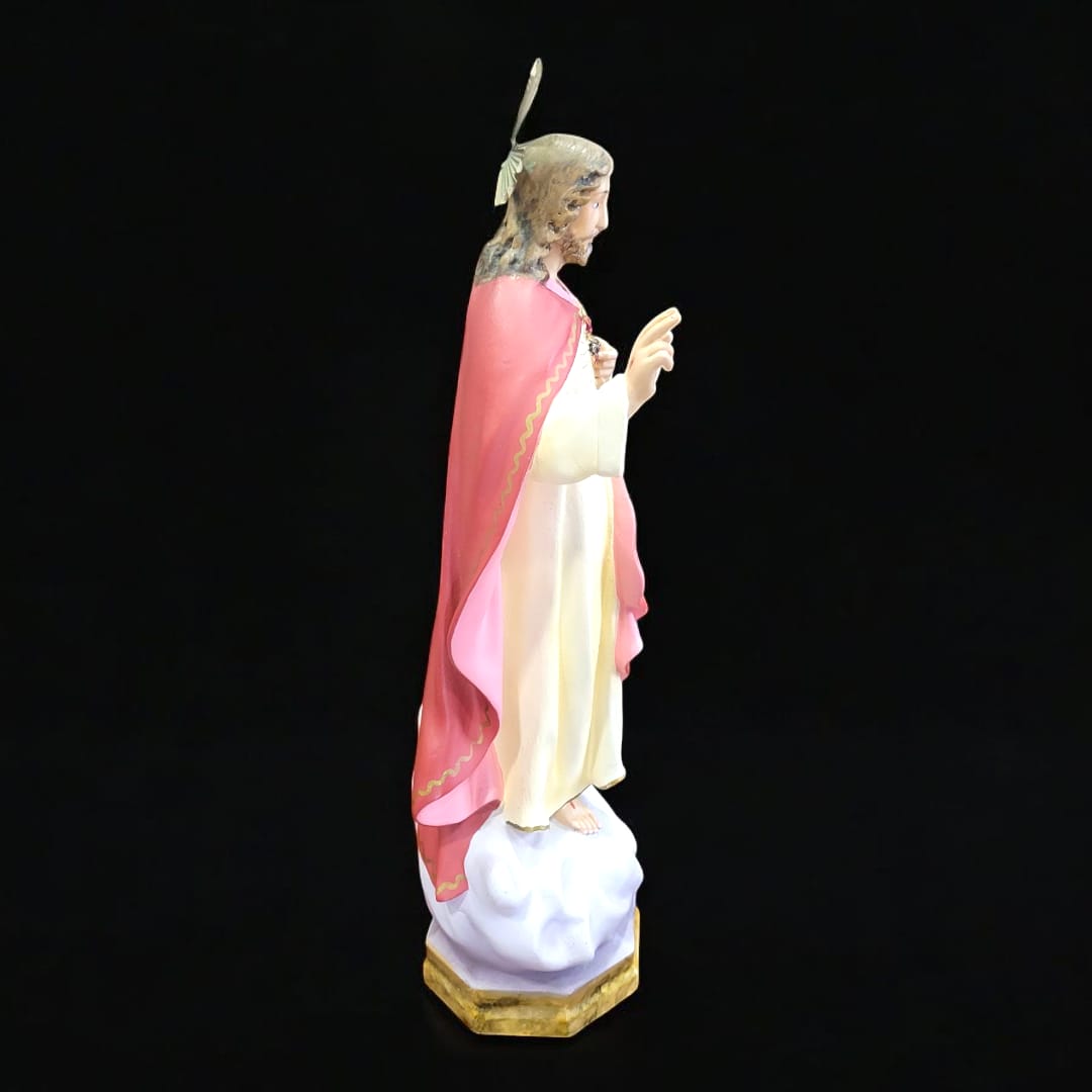 Detalle del rostro del Sagrado Corazón de Jesús, mostrando su expresión serena y compasiva.