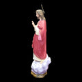 Acercamiento a la mano derecha de Jesús en gesto de bendecir, destacando los detalles de la escultura.