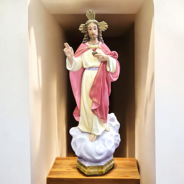Vista frontal del Sagrado Corazón de Jesús en posición de bendecir, con peana de pasta de madera.