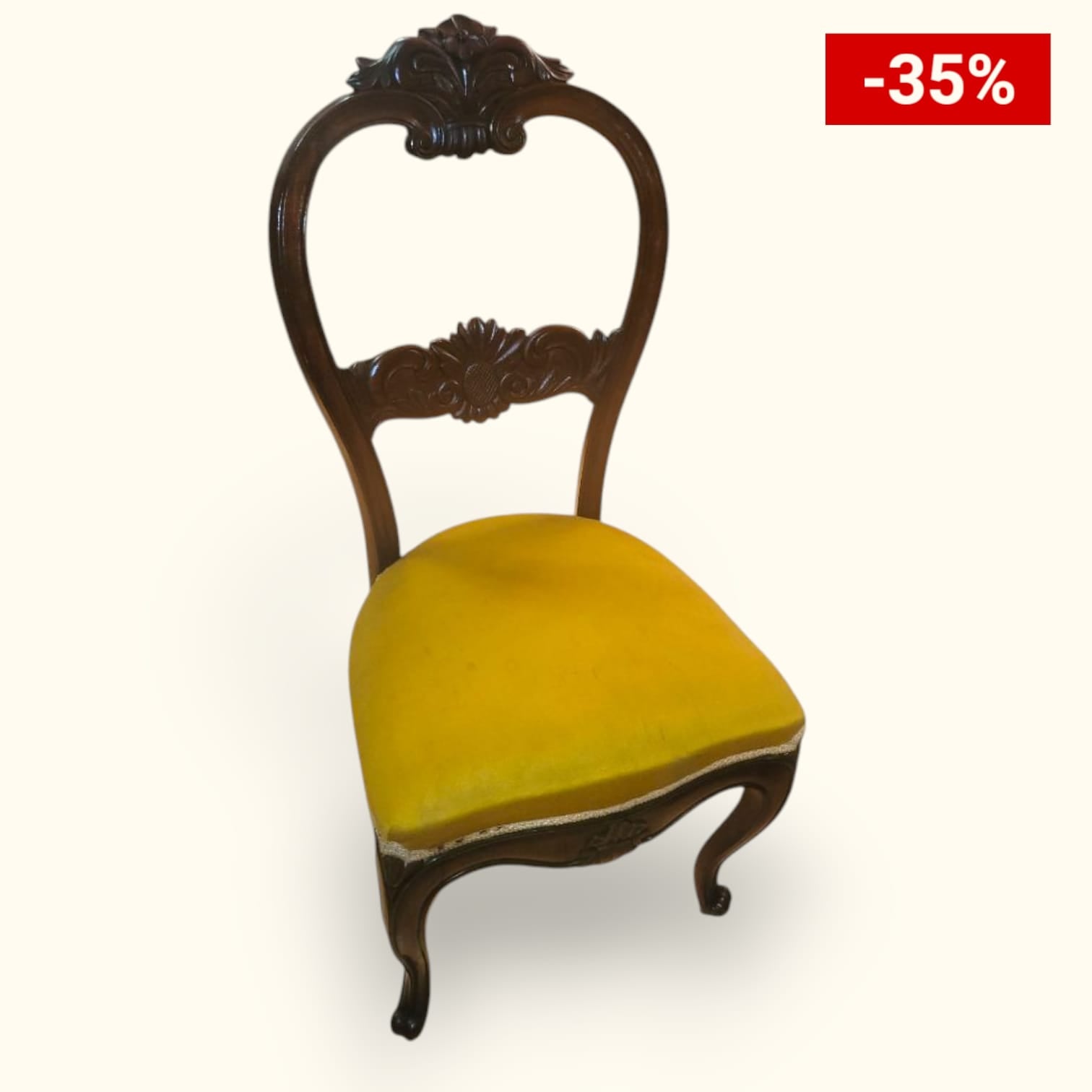 Silla individual Isabelina de caoba tallada con elegante terciopelo amarillo.